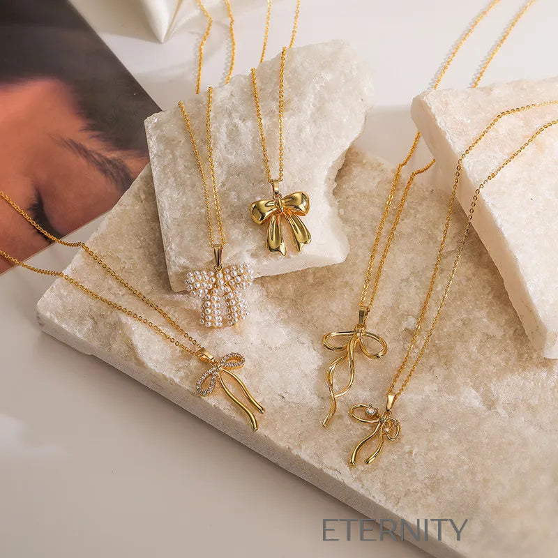 Colección de Collares Enchanted Bow con Dijes de Lazo en Perlas y Oro  Cadenas Dorado Unica Acero Inoxidable  ETERNITY