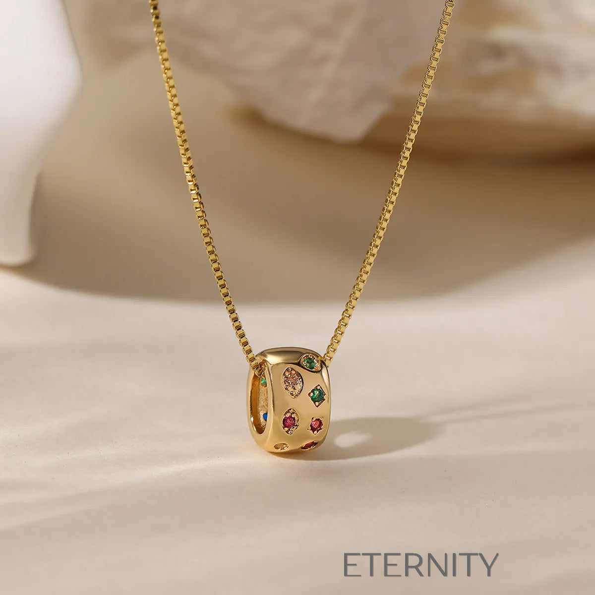 Collar de Cadena Veneciana con Dije de Cilindro Radiant Charm y Cristales Multicolor  Cadenas Dorado Unica Acero Inoxidable  ETERNITY