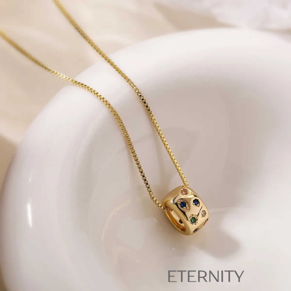Collar de Cadena Veneciana con Dije de Cilindro Radiant Charm y Cristales Multicolor  Cadenas Dorado Unica Acero Inoxidable  ETERNITY