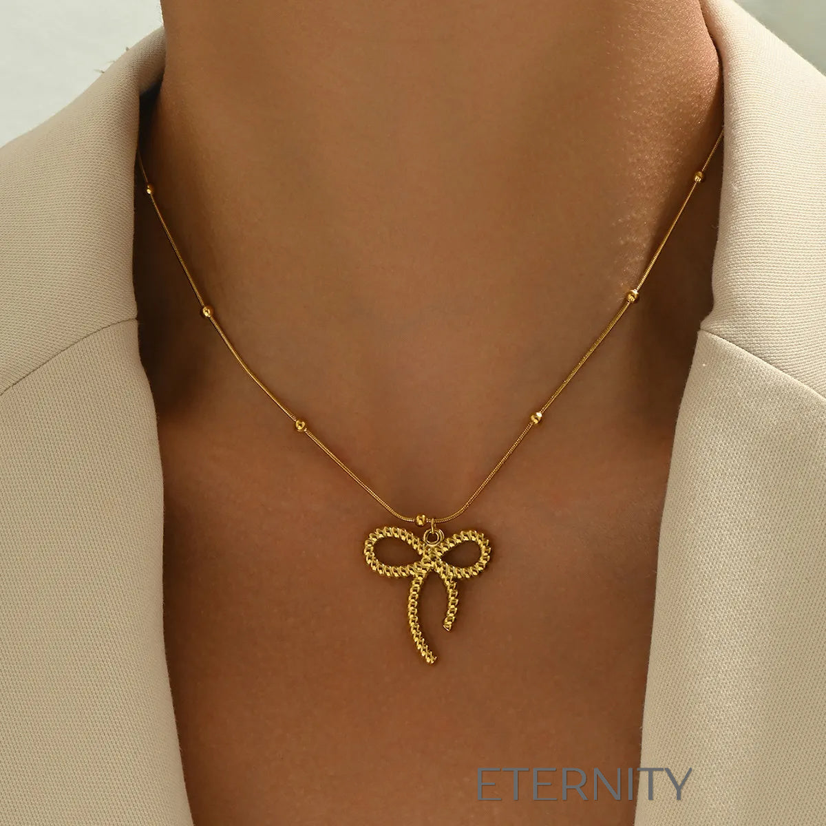 Collar Ribbon Charm con Lazo de Textura Fluida en Oro y Plata  Cadenas Dorado Unica Acero Inoxidable  ETERNITY