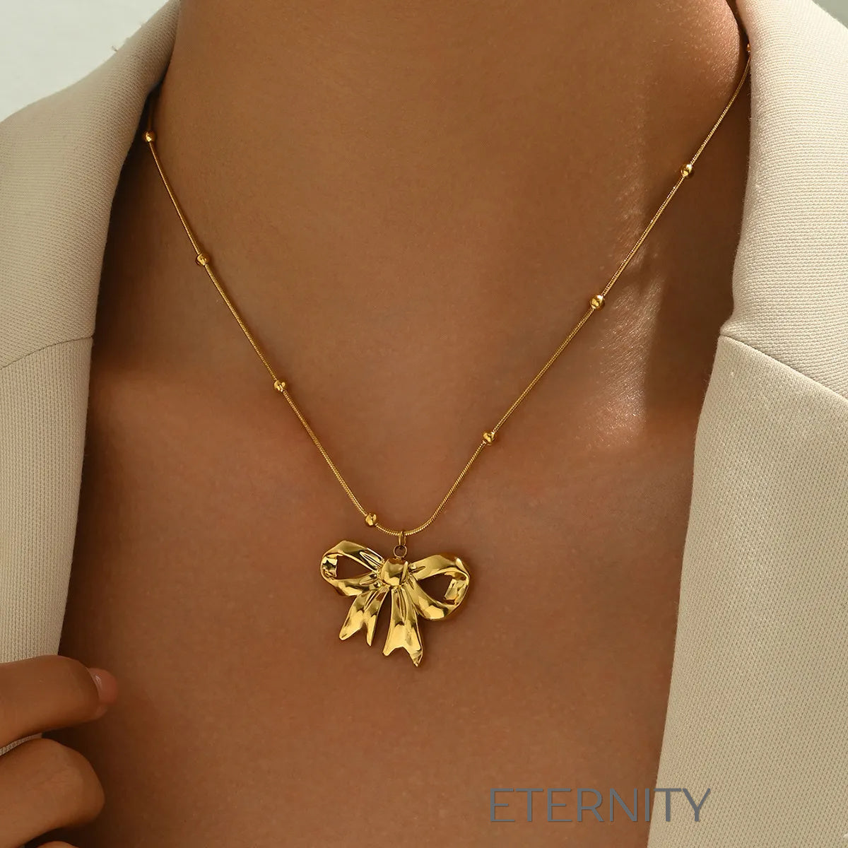 Collar Ribbon Charm con Lazo de Textura Fluida en Oro y Plata  Cadenas Dorado Unica Acero Inoxidable  ETERNITY