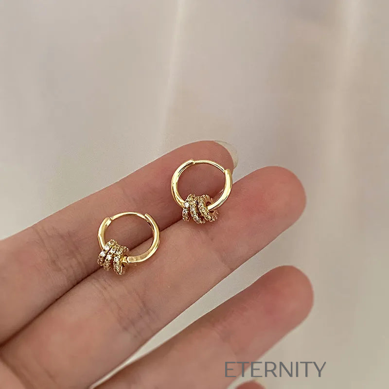 Zarcillos Huggie Trinity Sparkle con Micro Circonias  Zarcillos Dorado Unica Acero Inoxidable  ETERNITY