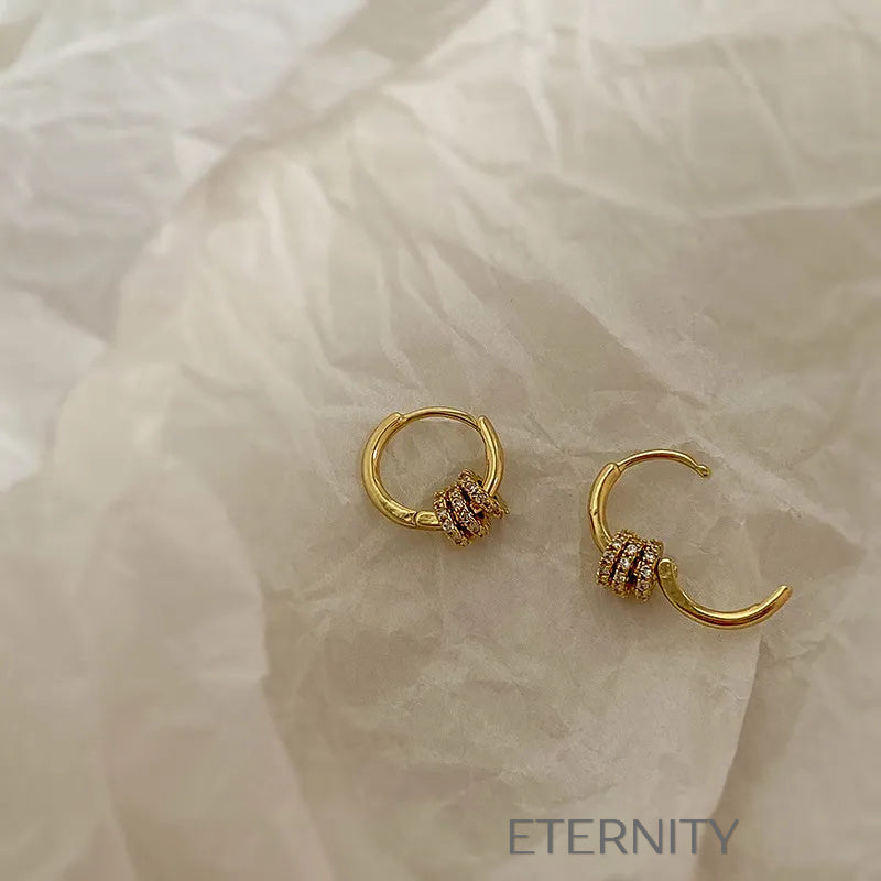 Zarcillos Huggie Trinity Sparkle con Micro Circonias  Zarcillos Dorado Unica Acero Inoxidable  ETERNITY