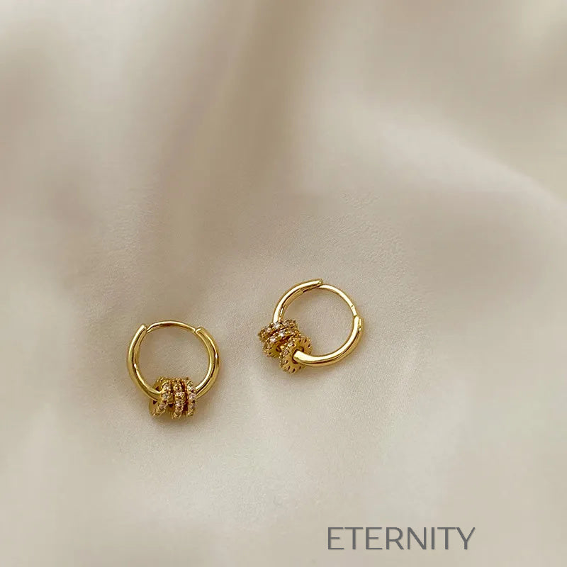 Zarcillos Huggie Trinity Sparkle con Micro Circonias  Zarcillos Dorado Unica Acero Inoxidable  ETERNITY
