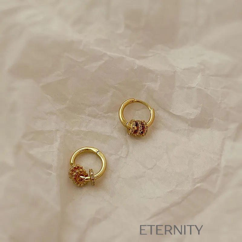 Zarcillos Huggie Trinity Sparkle con Micro Circonias  Zarcillos Dorado Unica Acero Inoxidable  ETERNITY