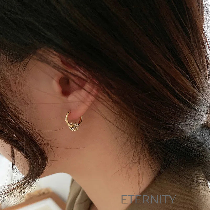 Zarcillos Huggie Trinity Sparkle con Micro Circonias  Zarcillos Dorado Unica Acero Inoxidable  ETERNITY