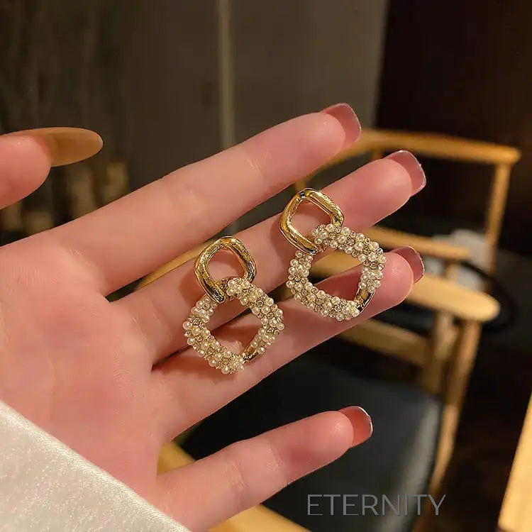 Zarcillos Nacre Luxe de Eslabón y Perlas  Zarcillos Dorado Unica Acero Inoxidable  ETERNITY