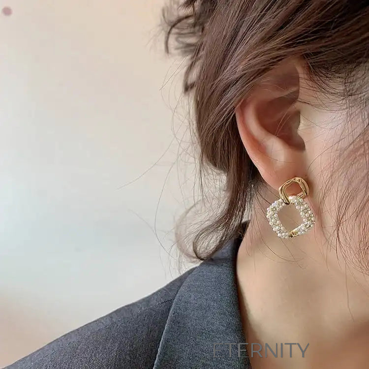 Zarcillos Nacre Luxe de Eslabón y Perlas  Zarcillos Dorado Unica Acero Inoxidable  ETERNITY
