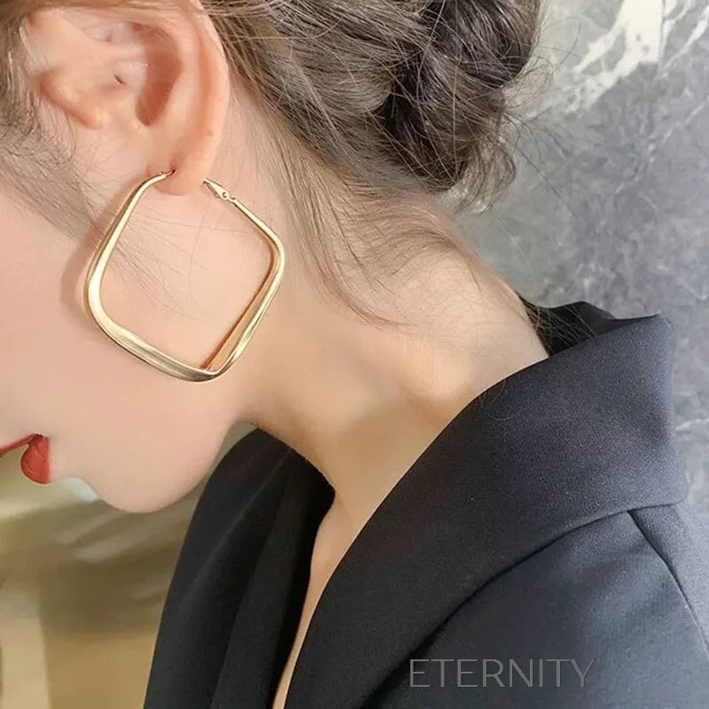 Zarcillos de Aro Cuadrados con Acabado Mate y Diseño Minimalista  Zarcillos Dorado Unica Acero Inoxidable  ETERNITY