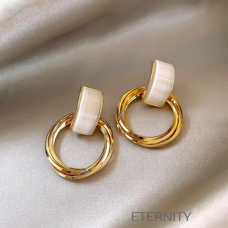 Zarcillos Pearl & Loop con Aros Entrelazados y Detalle en Marfil  Zarcillos Dorado Unica Acero Inoxidable  ETERNITY