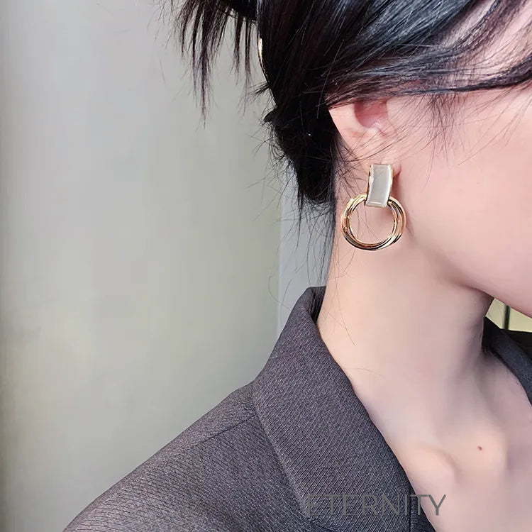 Zarcillos Pearl & Loop con Aros Entrelazados y Detalle en Marfil  Zarcillos Dorado Unica Acero Inoxidable  ETERNITY