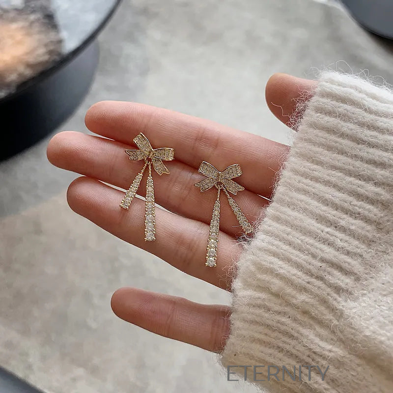 Zarcillos Colgantes Sparkle Bow con Cristales Pavé y Diseño de Lazo  Zarcillos Dorado Unica Acero Inoxidable  ETERNITY