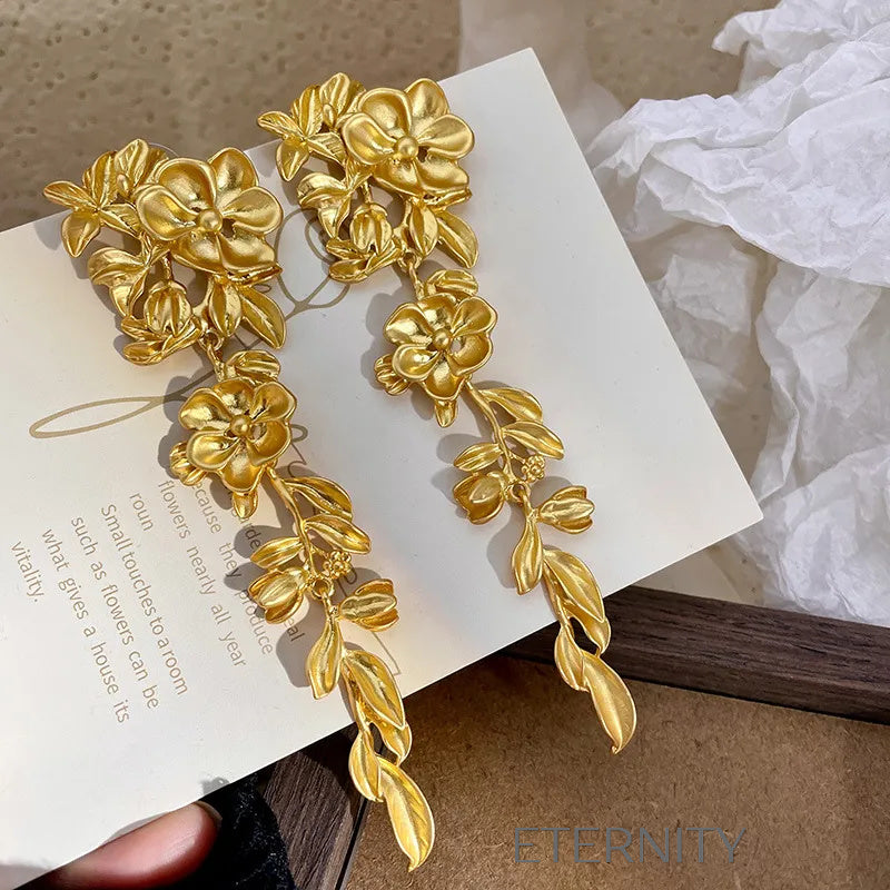 Zarcillos Largos Golden Flora con Diseño de Flores y Hojas Esculpidas  Zarcillos Dorado Unica Acero Inoxidable  ETERNITY