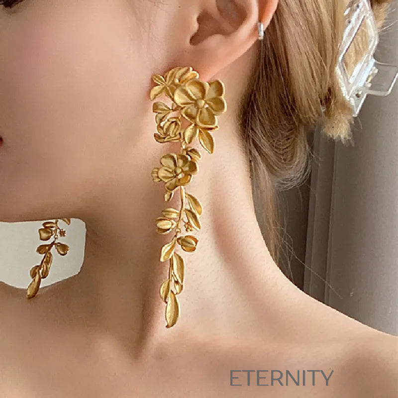 Zarcillos Largos Golden Flora con Diseño de Flores y Hojas Esculpidas  Zarcillos Dorado Unica Acero Inoxidable  ETERNITY
