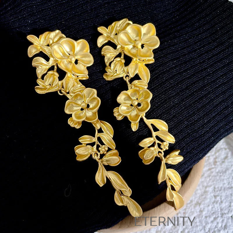 Zarcillos Largos Golden Flora con Diseño de Flores y Hojas Esculpidas  Zarcillos Dorado Unica Acero Inoxidable  ETERNITY