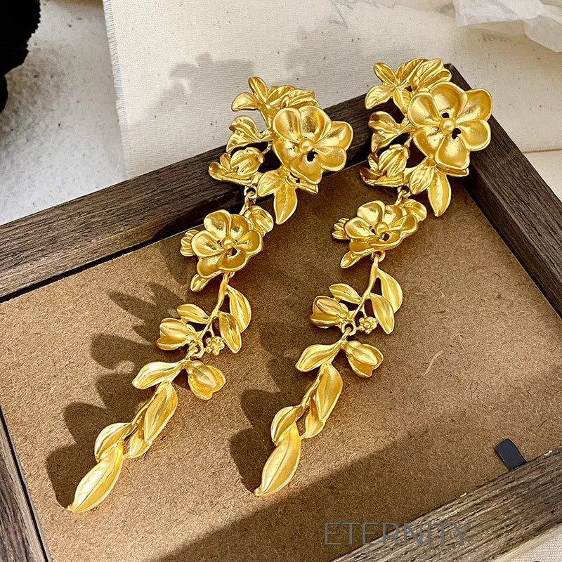 Zarcillos Largos Golden Flora con Diseño de Flores y Hojas Esculpidas  Zarcillos Dorado Unica Acero Inoxidable  ETERNITY
