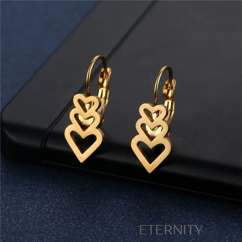 Zarcillos Triple Devotion de Corazones Calados  Zarcillos Dorado Unica Acero Inoxidable  ETERNITY