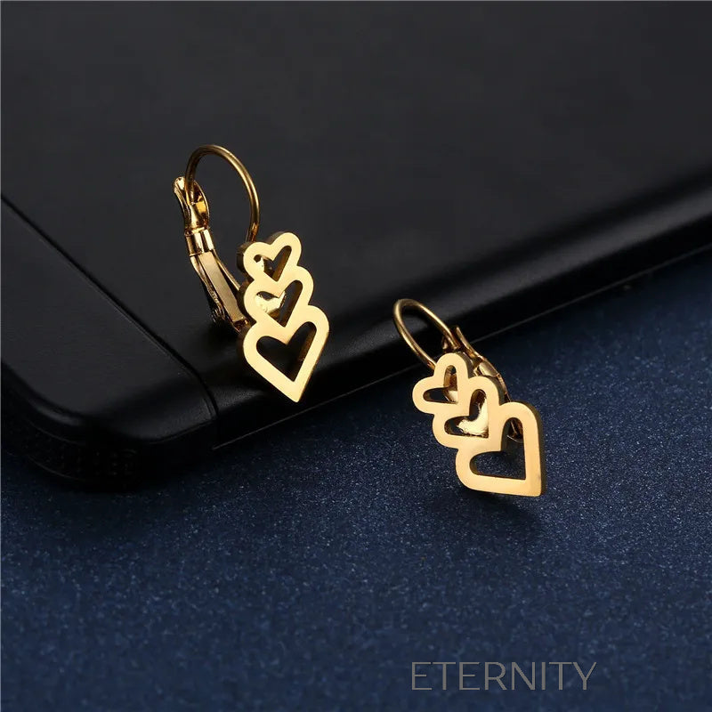 Zarcillos Triple Devotion de Corazones Calados  Zarcillos Dorado Unica Acero Inoxidable  ETERNITY