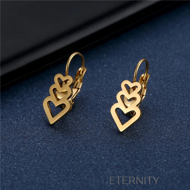 Zarcillos Triple Devotion de Corazones Calados  Zarcillos Dorado Unica Acero Inoxidable  ETERNITY