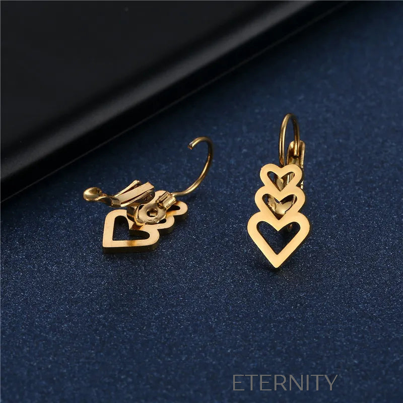 Zarcillos Triple Devotion de Corazones Calados  Zarcillos Dorado Unica Acero Inoxidable  ETERNITY