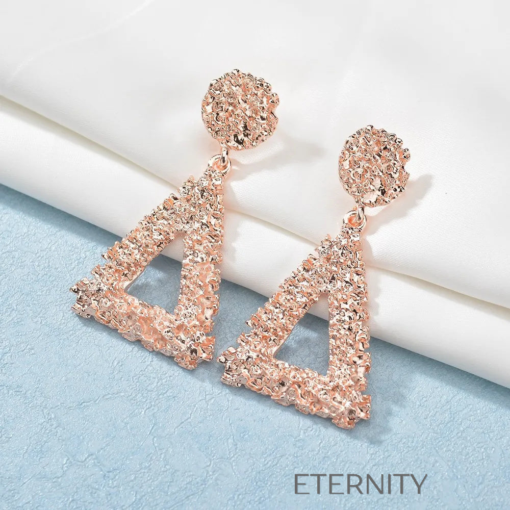 Zarcillos Colgantes de Triángulo con Textura Rugosa  Zarcillos Dorado Unica Acero Inoxidable  ETERNITY