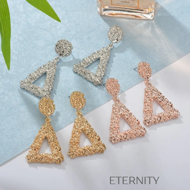 Zarcillos Colgantes de Triángulo con Textura Rugosa  Zarcillos Dorado Unica Acero Inoxidable  ETERNITY