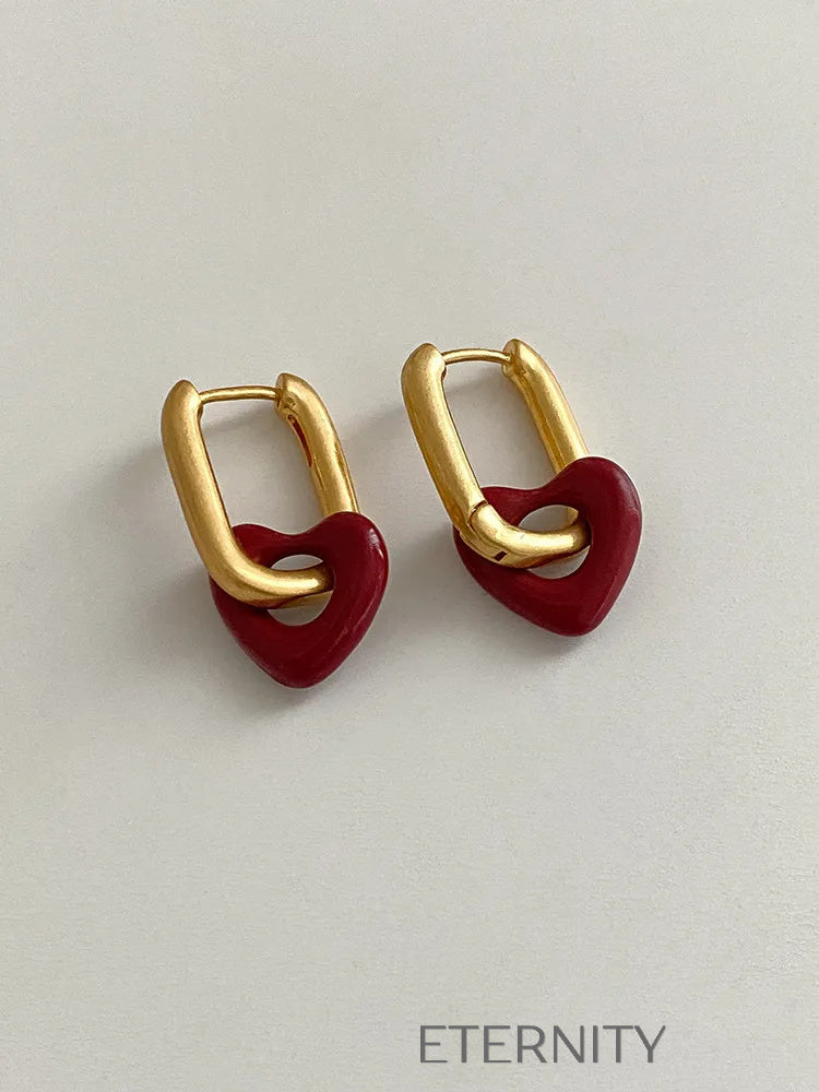 Zarcillos Huggie Crimson Heart en Oro Mate  Zarcillos Dorado Unica Acero Inoxidable  ETERNITY