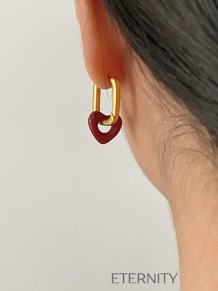 Zarcillos Huggie Crimson Heart en Oro Mate  Zarcillos Dorado Unica Acero Inoxidable  ETERNITY