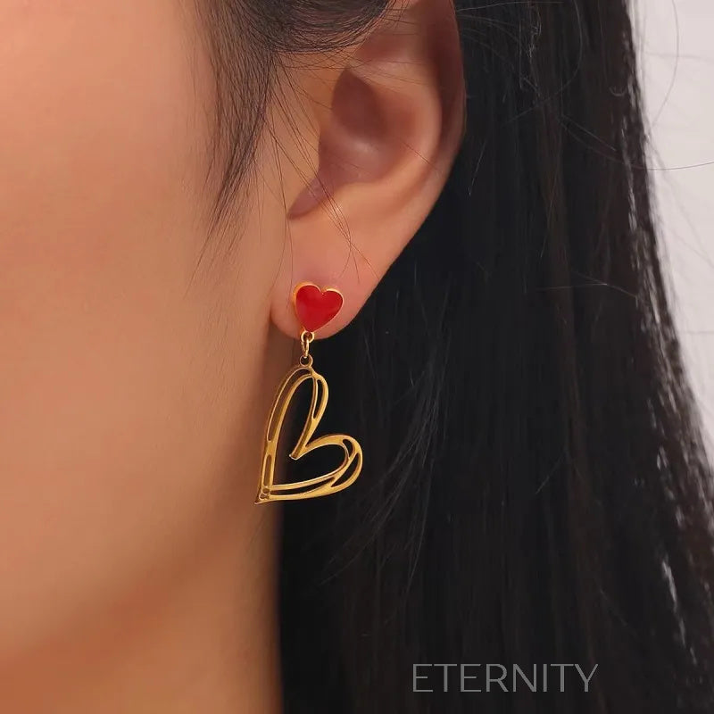 Zarcillos Asimétricos de Corazón en Oro y Esmalte Rojo  Zarcillos Dorado Unica Acero Inoxidable  ETERNITY
