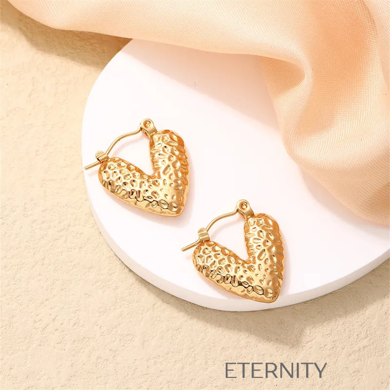 Zarcillos de Aro Heart Hoops en Forma de V con Textura Martillada y Lisa  Zarcillos Dorado Unica Acero Inoxidable  ETERNITY