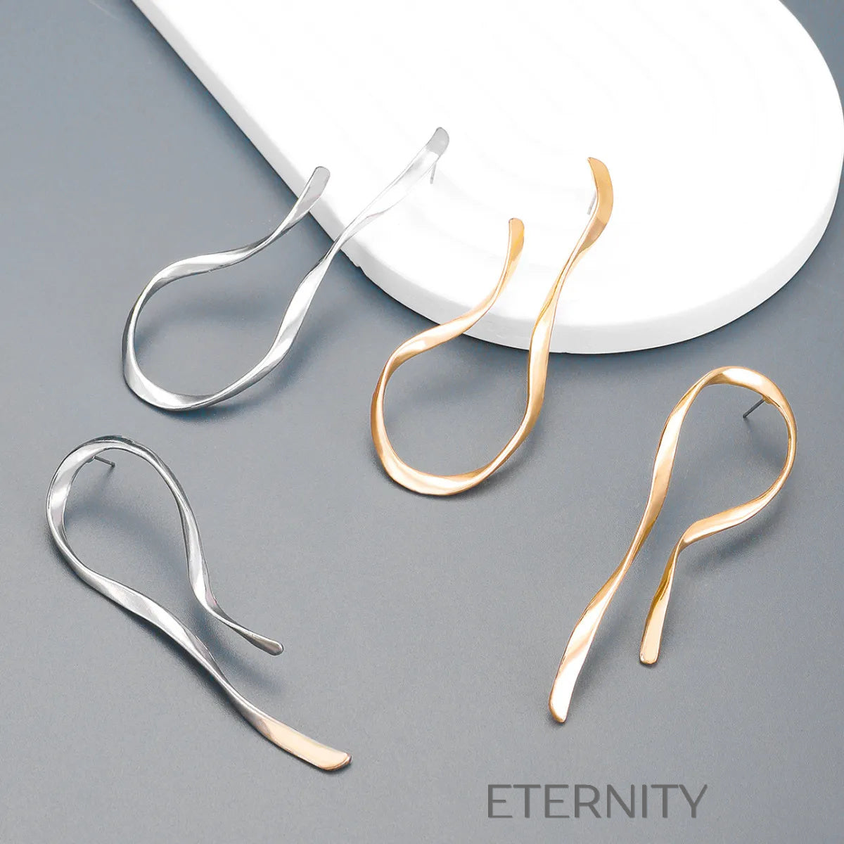 Zarcillos de Aro Ethereal Flow con Diseño Orgánico Ondulado  Zarcillos Dorado Unica Acero Inoxidable  ETERNITY