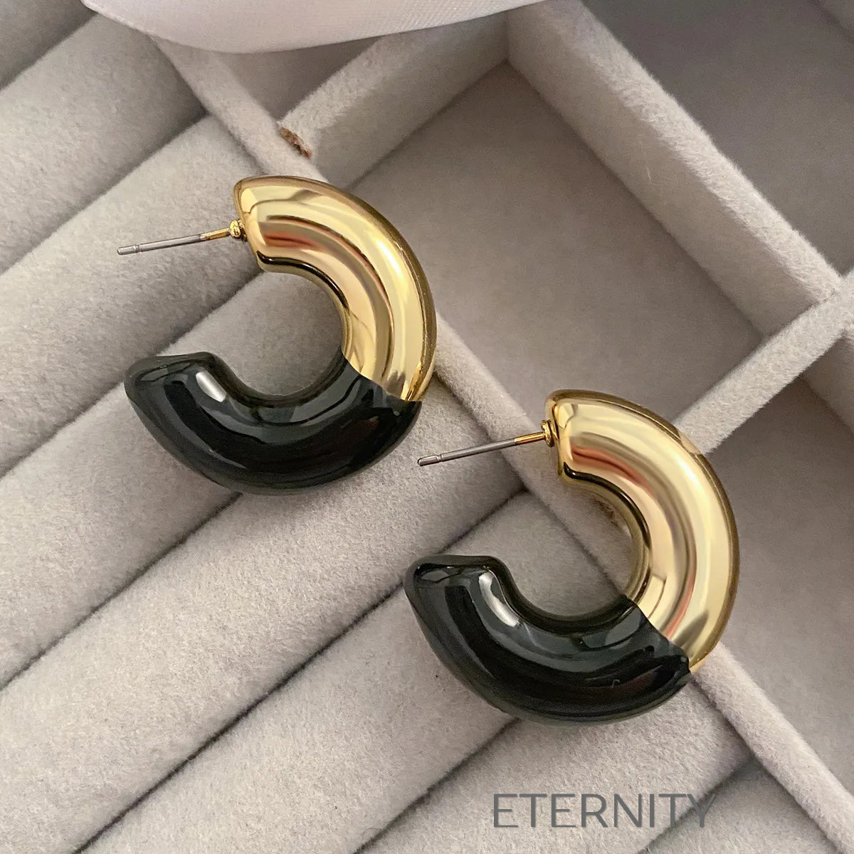 Zarcillos de Aro Chromatic Crescent en Oro y Esmalte Rojo Vibrante  Zarcillos Rojo Unica Acero Inoxidable  ETERNITY