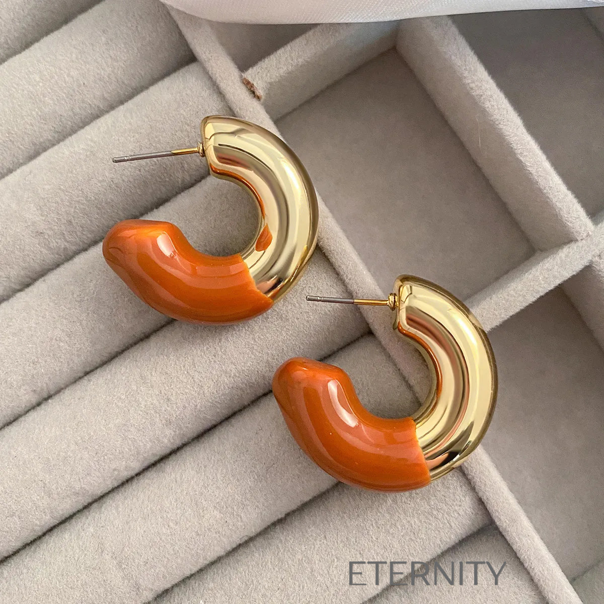 Zarcillos de Aro Chromatic Crescent en Oro y Esmalte Rojo Vibrante  Zarcillos Rojo Unica Acero Inoxidable  ETERNITY