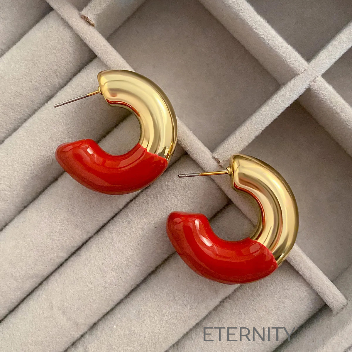 Zarcillos de Aro Chromatic Crescent en Oro y Esmalte Rojo Vibrante  Zarcillos Rojo Unica Acero Inoxidable  ETERNITY