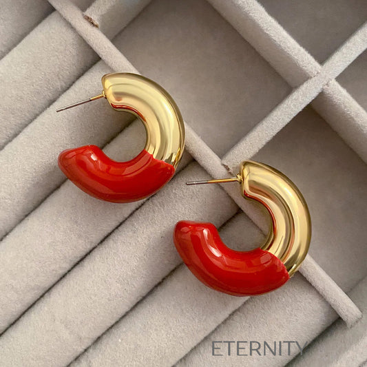 Zarcillos de Aro Chromatic Crescent en Oro y Esmalte Rojo Vibrante  Zarcillos Rojo Unica Acero Inoxidable  ETERNITY