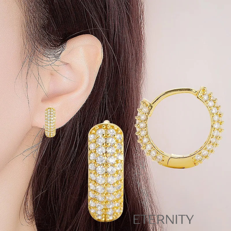 Zarcillos Luxe Pavé Huggies con Triple Hilera de Cristales en Oro y Plata  Zarcillos Dorado Unica Acero Inoxidable  ETERNITY