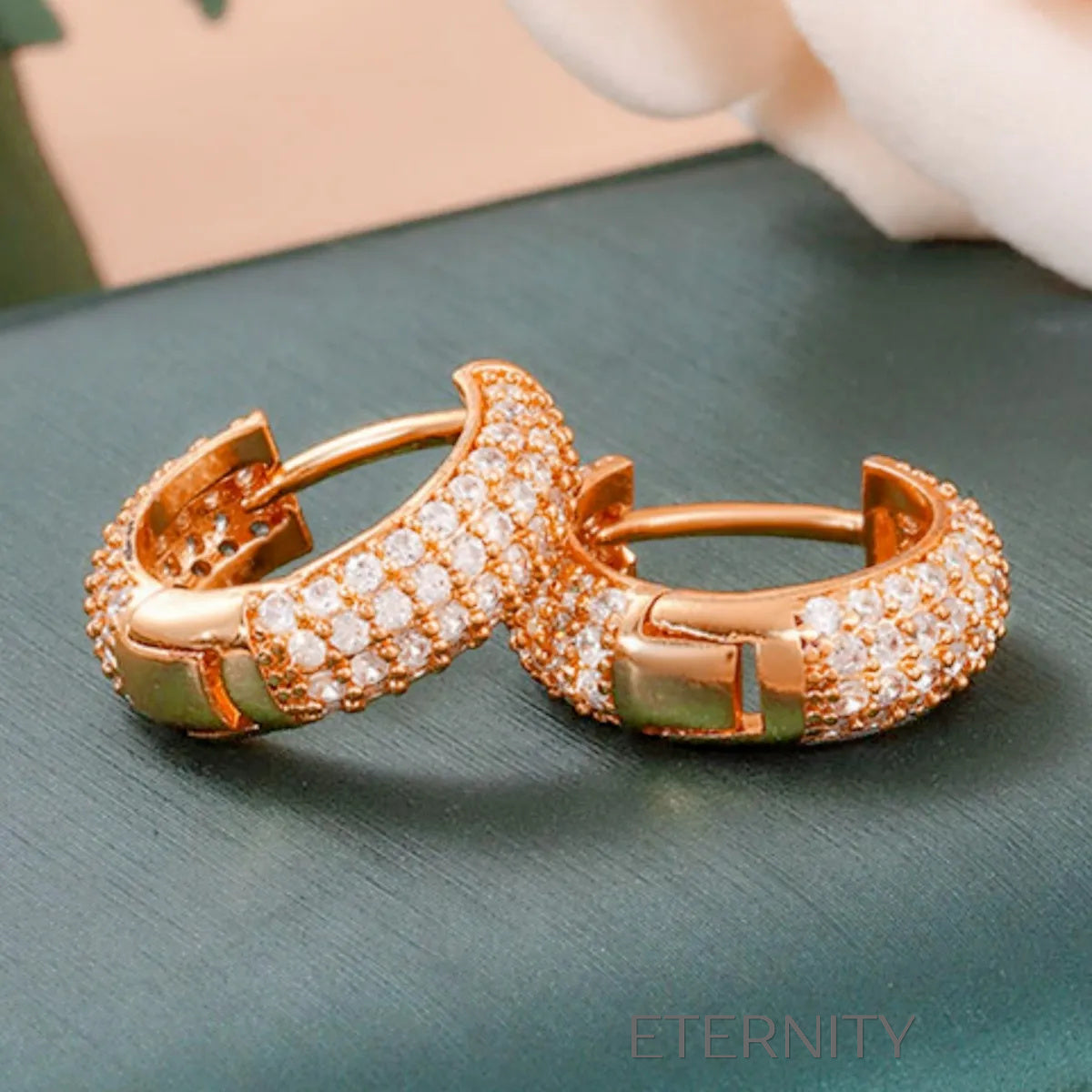Zarcillos Luxe Pavé Huggies con Triple Hilera de Cristales en Oro y Plata  Zarcillos Dorado Unica Acero Inoxidable  ETERNITY