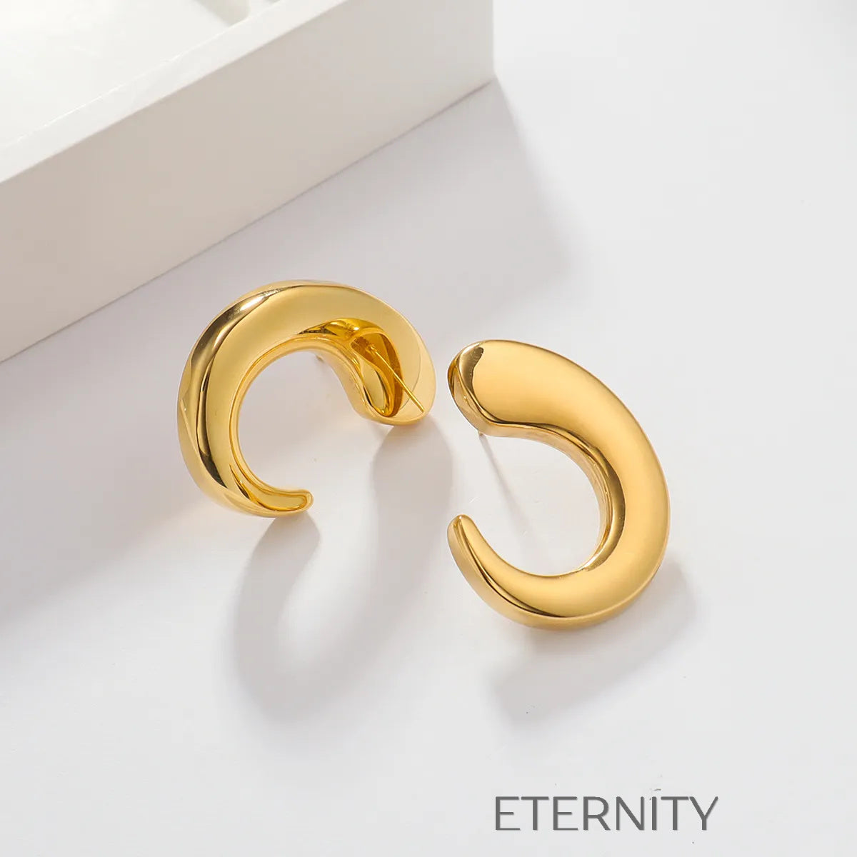 Zarcillos de Aro Fluid Crescent con Diseño Orgánico y Ergonómico  Zarcillos Dorado Unica Acero Inoxidable  ETERNITY