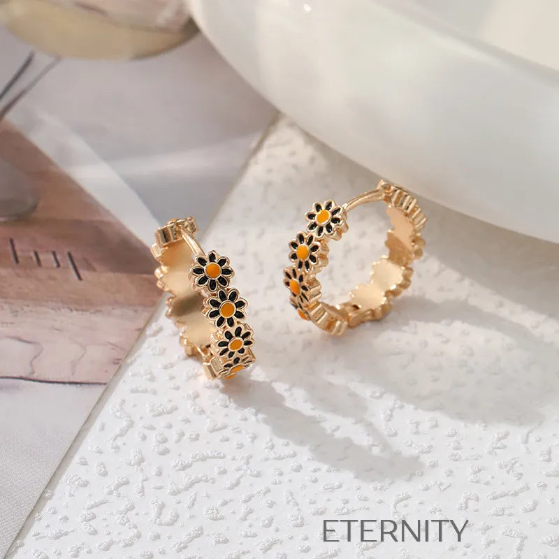 Zarcillos de Aro Tipo Huggie Eternal Daisy con Flores de Esmalte  Zarcillos Dorado Unica Acero Inoxidable  ETERNITY