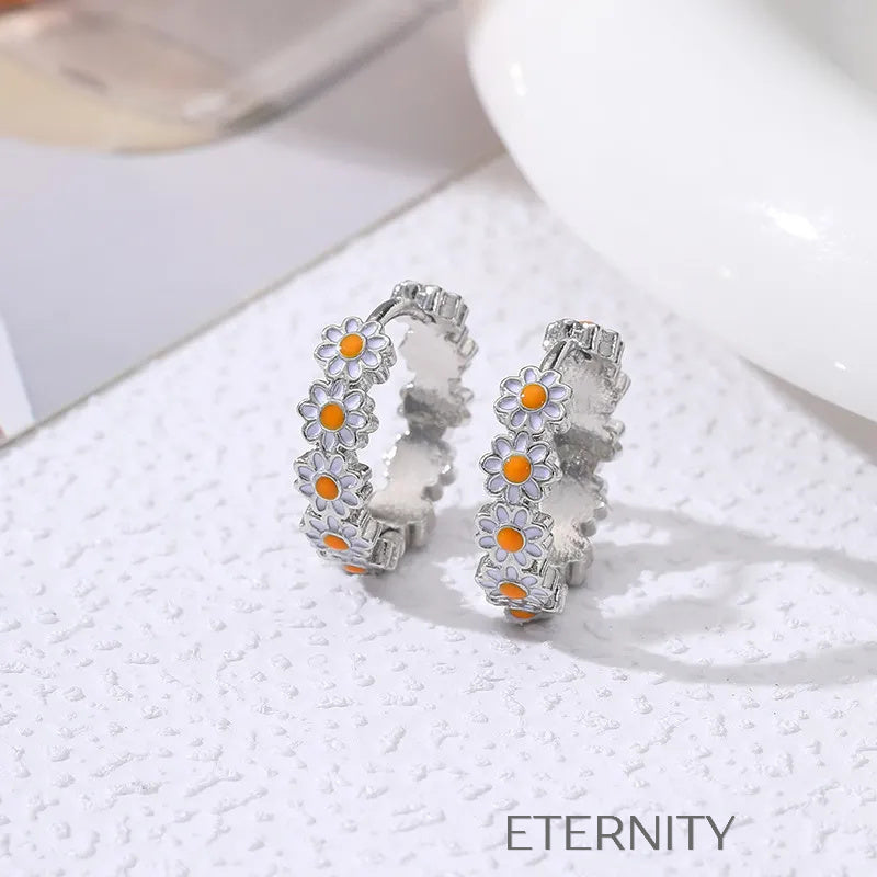 Zarcillos de Aro Tipo Huggie Eternal Daisy con Flores de Esmalte  Zarcillos Dorado Unica Acero Inoxidable  ETERNITY