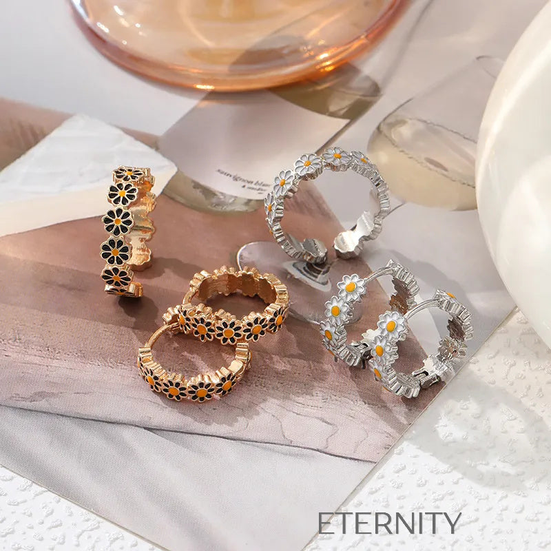 Zarcillos de Aro Tipo Huggie Eternal Daisy con Flores de Esmalte  Zarcillos Dorado Unica Acero Inoxidable  ETERNITY