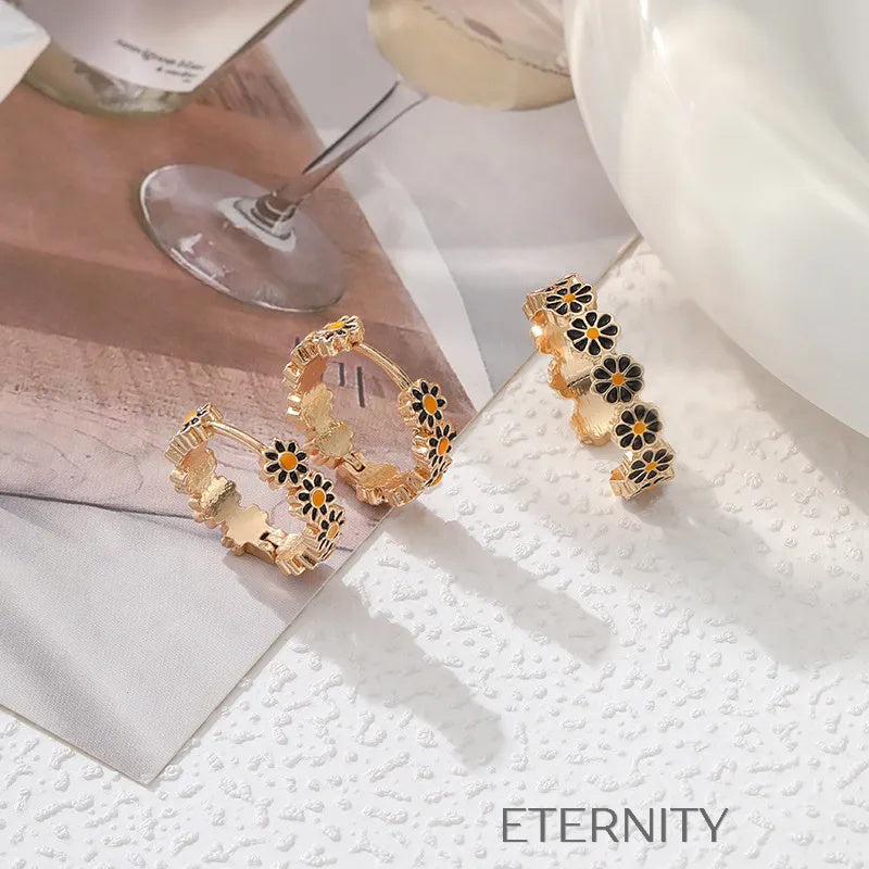 Zarcillos de Aro Tipo Huggie Eternal Daisy con Flores de Esmalte  Zarcillos Dorado Unica Acero Inoxidable  ETERNITY