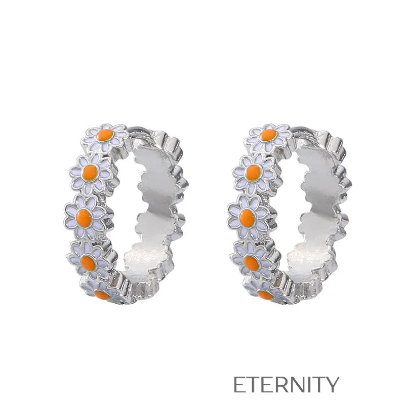 Zarcillos de Aro Tipo Huggie Eternal Daisy con Flores de Esmalte  Zarcillos Dorado Unica Acero Inoxidable  ETERNITY