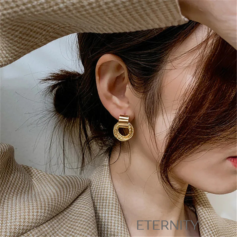 Zarcillos de Botón Golden Loop con Diseño Entrelazado en Oro y Plata  Zarcillos Dorado Unica Acero Inoxidable  ETERNITY