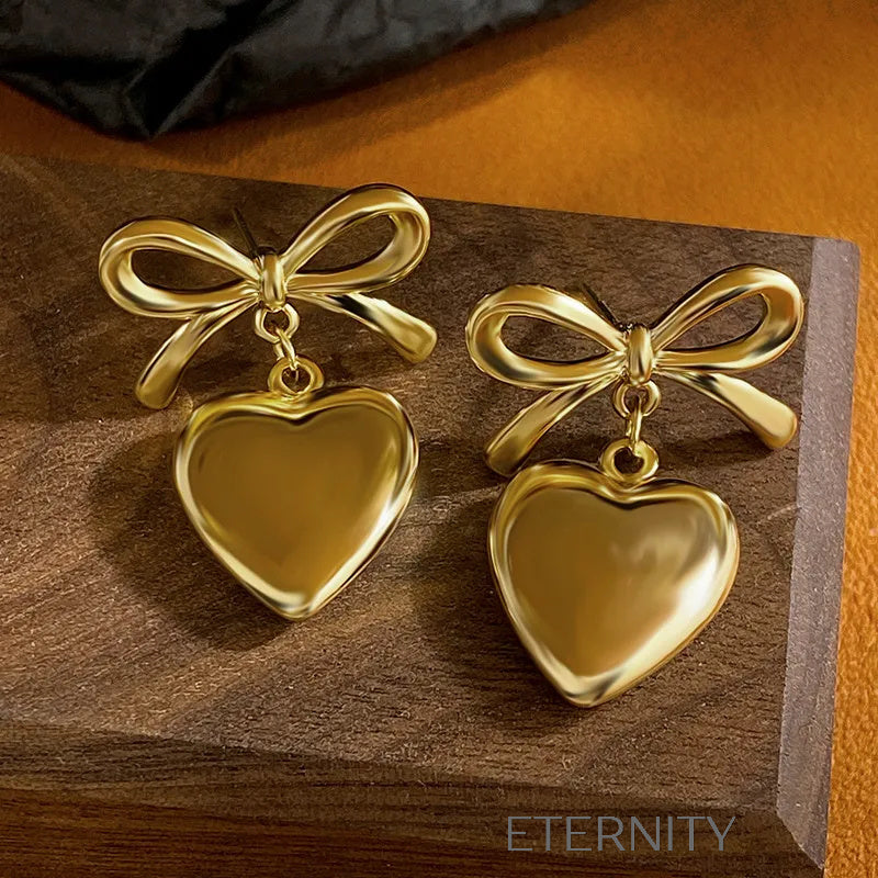 Zarcillos Luxe Ribbon Heart con Diseño de Lazo y Dije de Corazón en Oro  Zarcillos Dorado Unica Acero Inoxidable  ETERNITY
