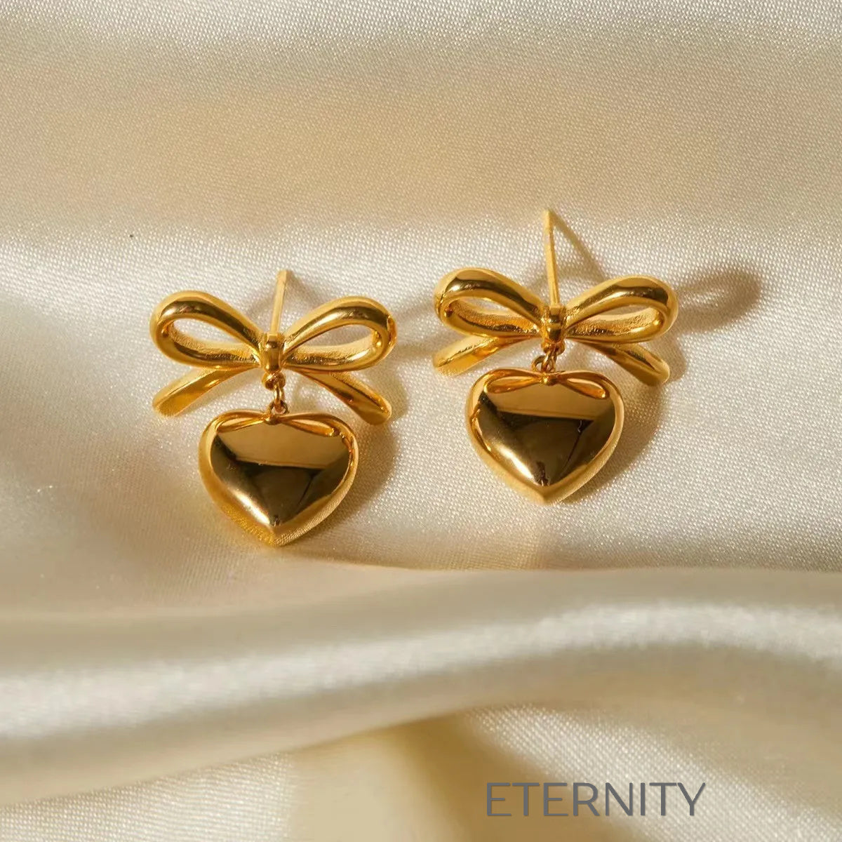 Zarcillos Luxe Ribbon Heart con Diseño de Lazo y Dije de Corazón en Oro  Zarcillos Dorado Unica Acero Inoxidable  ETERNITY