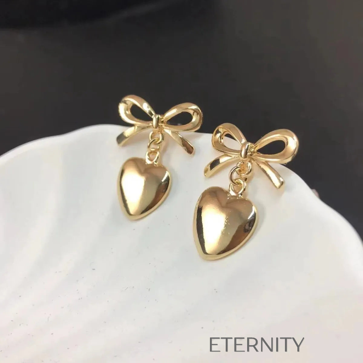 Zarcillos Luxe Ribbon Heart con Diseño de Lazo y Dije de Corazón en Oro  Zarcillos Dorado Unica Acero Inoxidable  ETERNITY