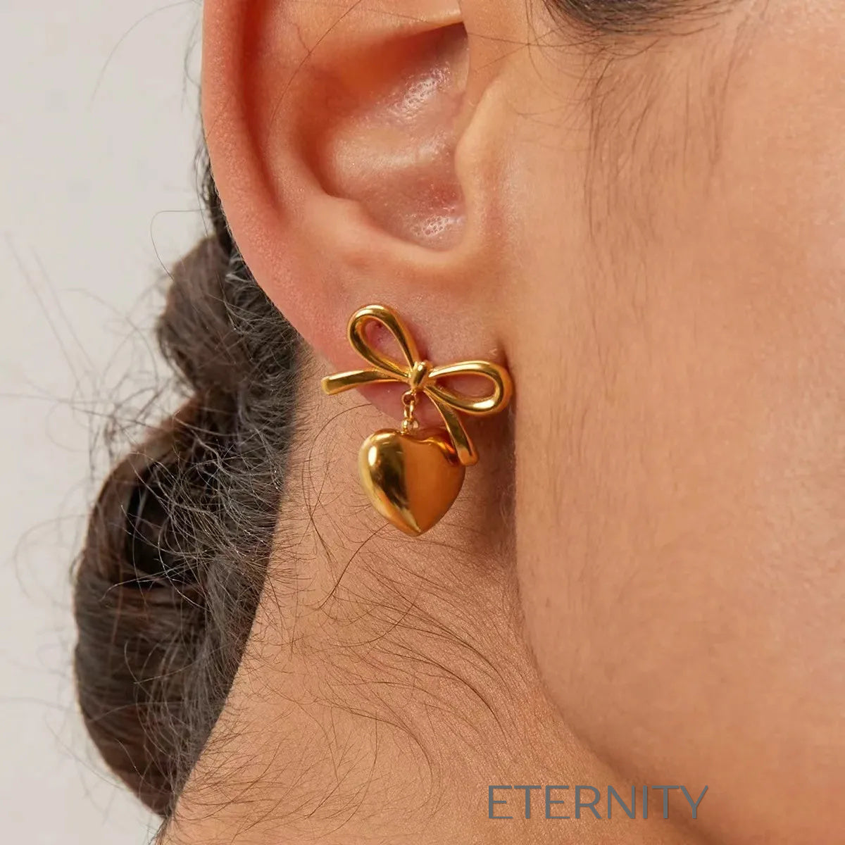 Zarcillos Luxe Ribbon Heart con Diseño de Lazo y Dije de Corazón en Oro  Zarcillos Dorado Unica Acero Inoxidable  ETERNITY