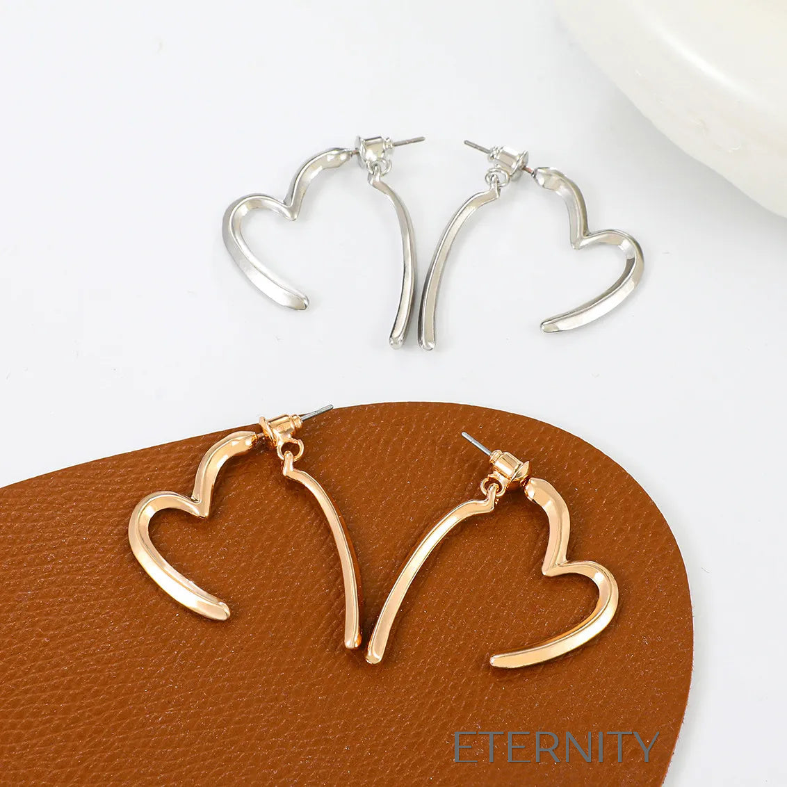 Zarcillos de Aro Infinite Love con Silueta de Corazón Abierta  Zarcillos Dorado Unica Acero Inoxidable  ETERNITY