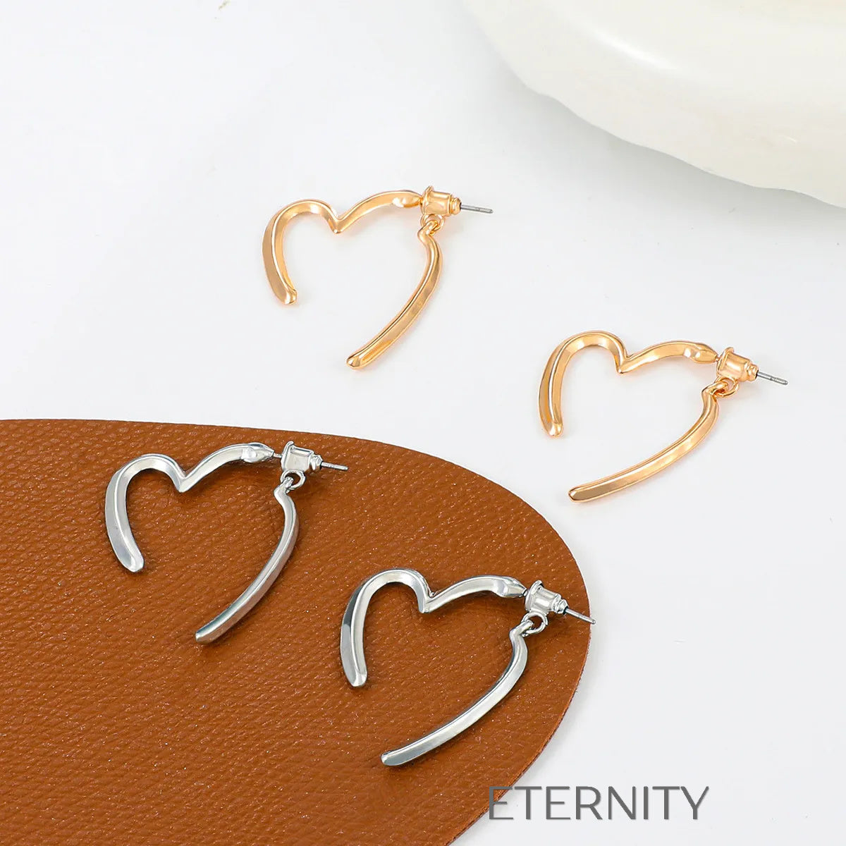 Zarcillos de Aro Infinite Love con Silueta de Corazón Abierta  Zarcillos Dorado Unica Acero Inoxidable  ETERNITY